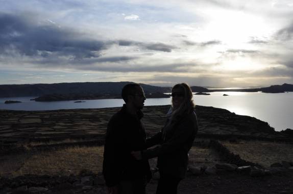 O magnífico entardecer visto do santuário Pachamama, no alto da ilha Amantani, no lago Titicaca, no Peru